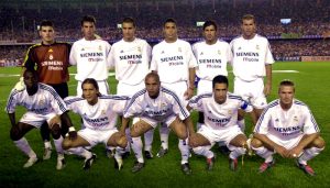 Alineación del Madrid de "Los Galácticos", con Ronaldo, Figo, Zidane, Roberto Carlos, Raúl y Beckham