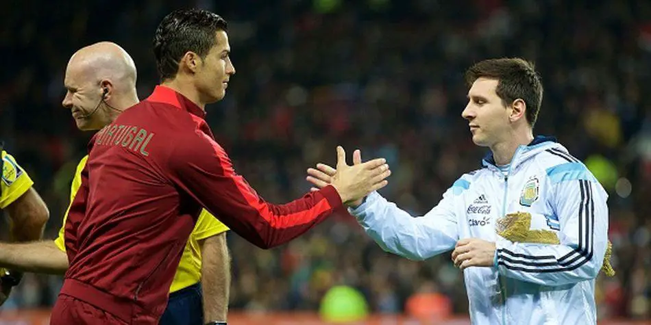 Cristiano Ronaldo saluda a Lionel Messi